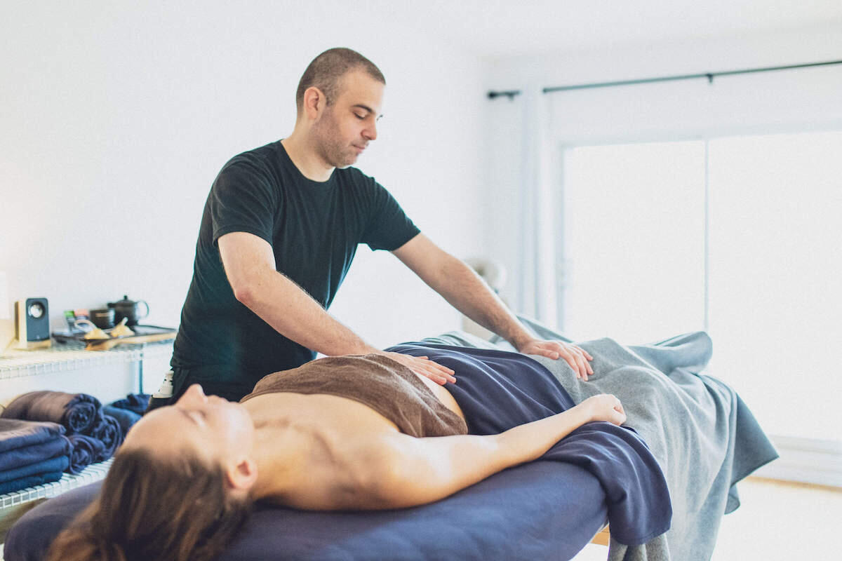 Massage Thérapeutique sur table Massothérapeute travaillant sur table offrant massage thérapeutique