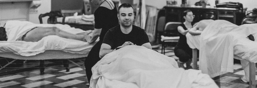 Deep relaxing massage A massage therapist during a volunteering event for women in Montreal