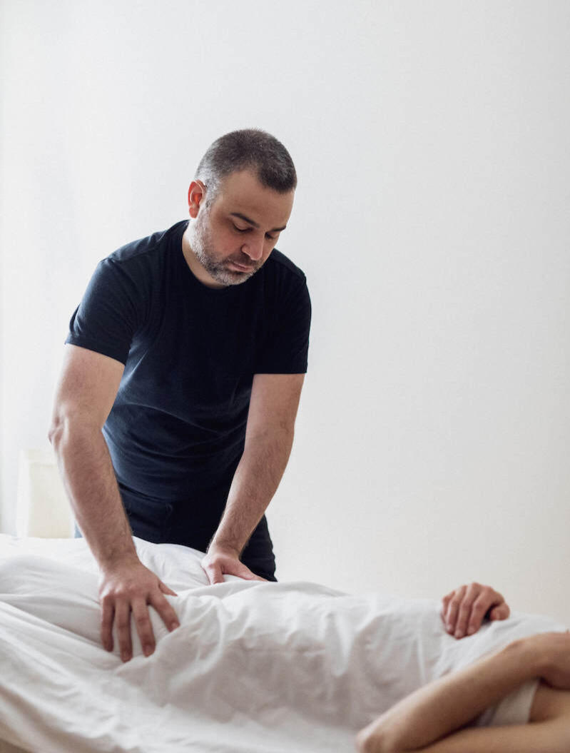 Apaiser l'esprit par le massage Massage de détente draps de massage blancs sur table à Montréal