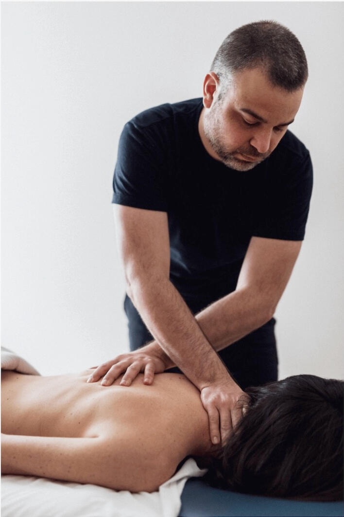 A 200 years old massage technique Massage of the neck and the back by a male therapist named Olivier Prudhomme