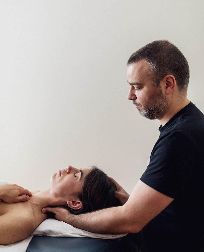 Massage de la tête et du visage Olivier Prudhomme massant le cuir chevelu d'une cliente à Montréal