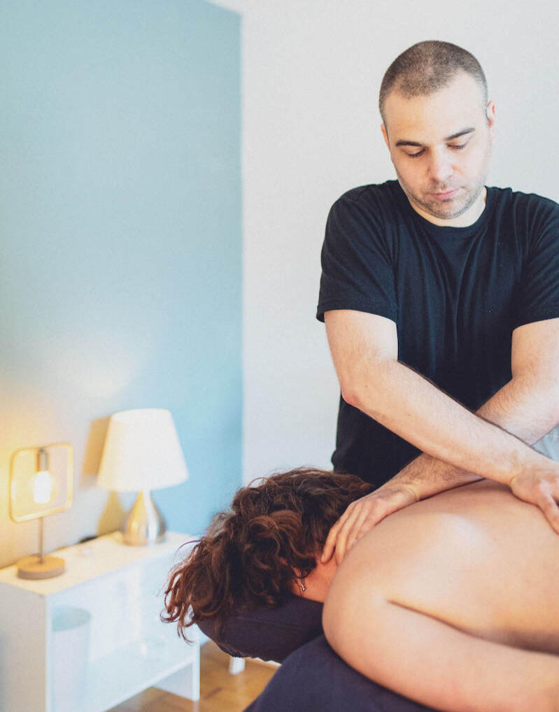 Relax the muscles through massage Body and back massage performed by a professionnal in Villeray