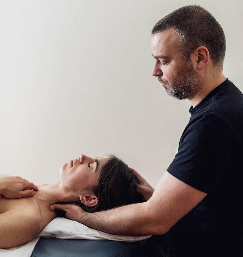 Head and neck massage Olivier Prudhomme performing a massage in Villeray